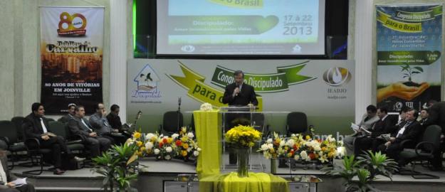 Muitas lágrimas no segundo dia do Congresso &quot;Discipulado para o Brasil&quot; 