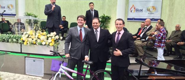 Irmãos haitianos recebem bicicletas no culto missionário