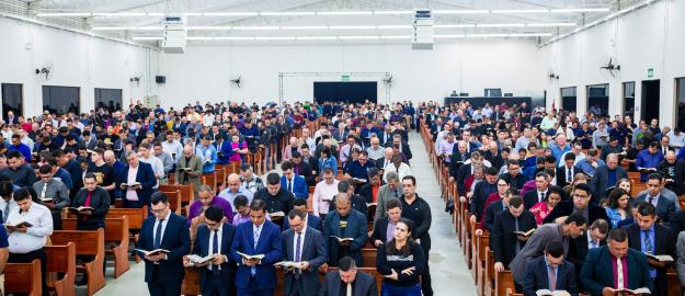 Mais de 200 auxiliares são consagrados em Reunião Geral na IEADJO