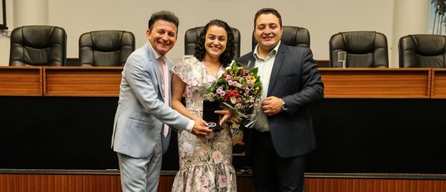 Homenagem: Janaina Melfior recebe Medalha de Mérito Mulher Cidadã Joinvilense