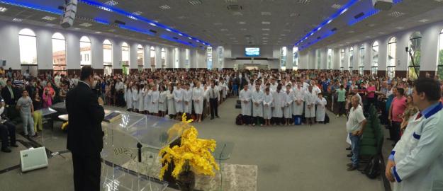 Igreja de Joinville recebe 355 novos membros em batismo realizado na Páscoa