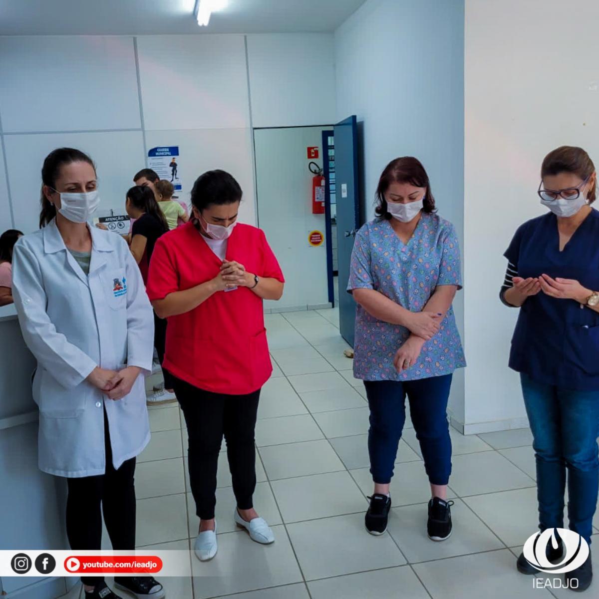 Equipes de evangelização da IEADJO oram por profissionais e pacientes das UBS's