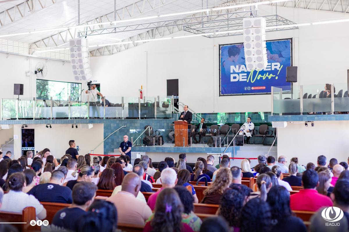 IEADJO recebe 166 novos membros; muitas conversões marcam o primeiro Batismo de 2025