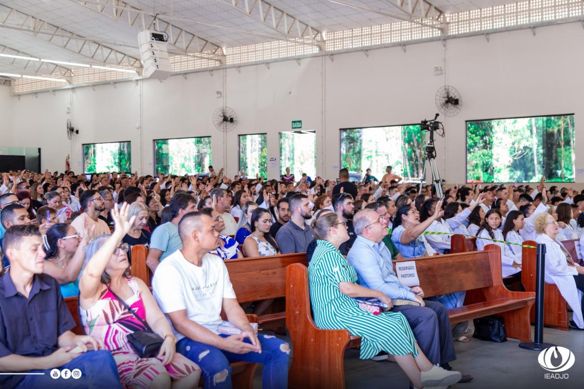 IEADJO recebe 166 novos membros; muitas conversões marcam o primeiro Batismo de 2025
