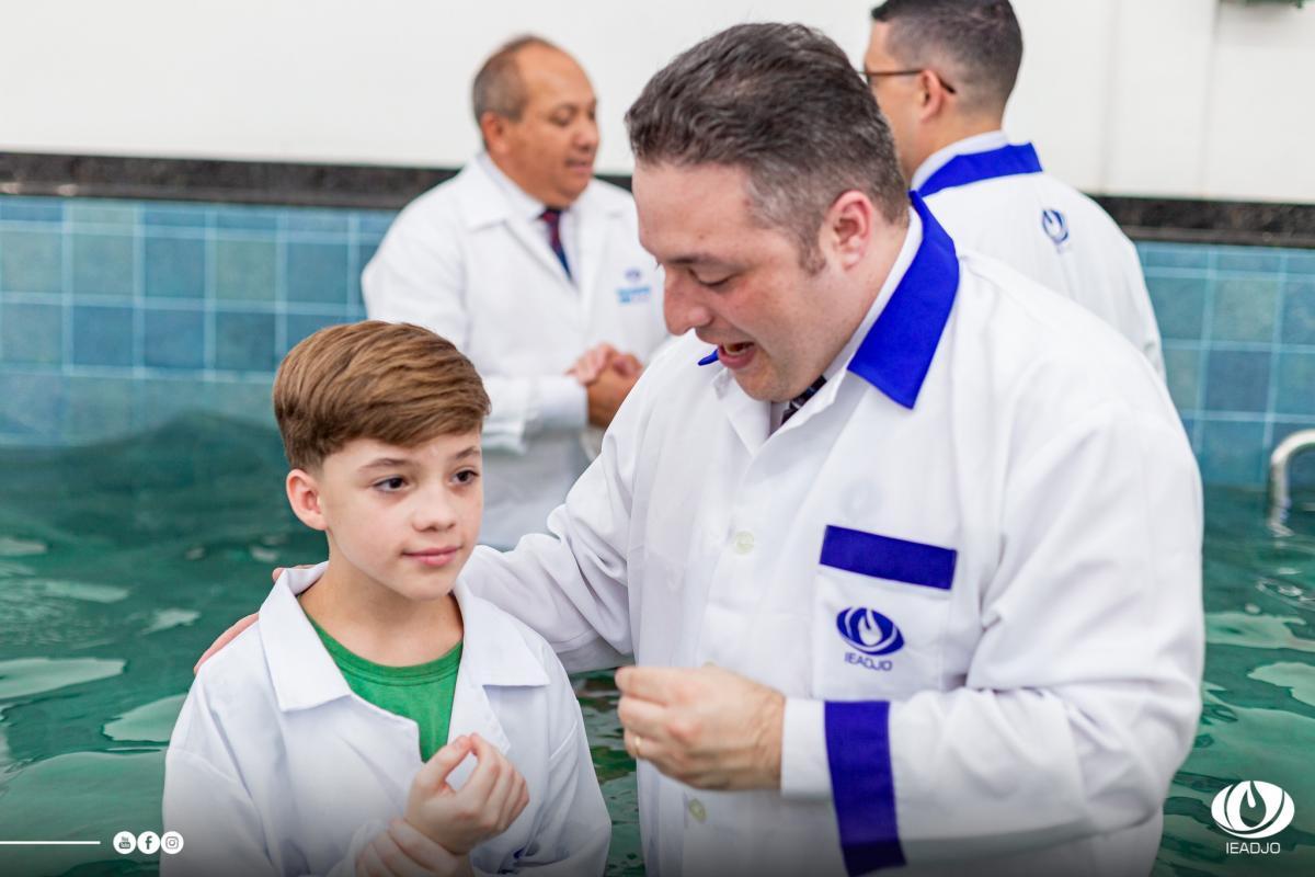 IEADJO recebe 166 novos membros; muitas conversões marcam o primeiro Batismo de 2025