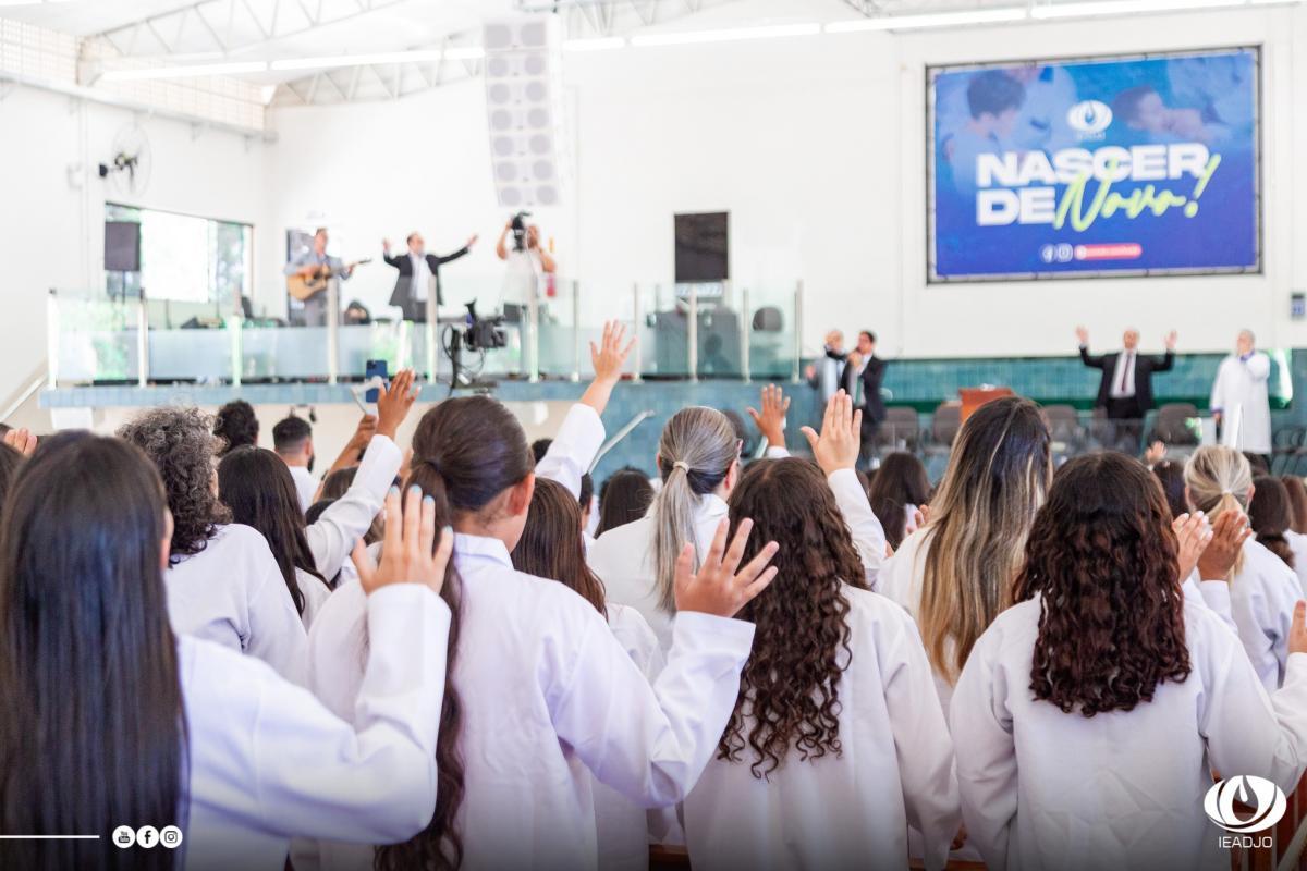 IEADJO recebe 166 novos membros; muitas conversões marcam o primeiro Batismo de 2025