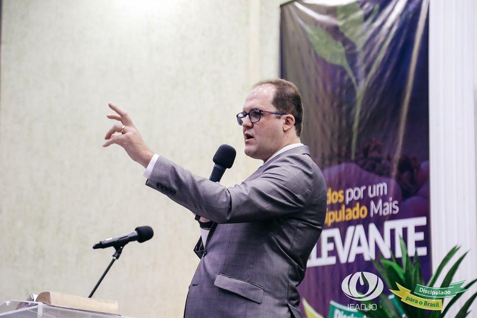 "A igreja precisa trabalhar além das quatro paredes", reforça o Pastor Arthur Bittencourt