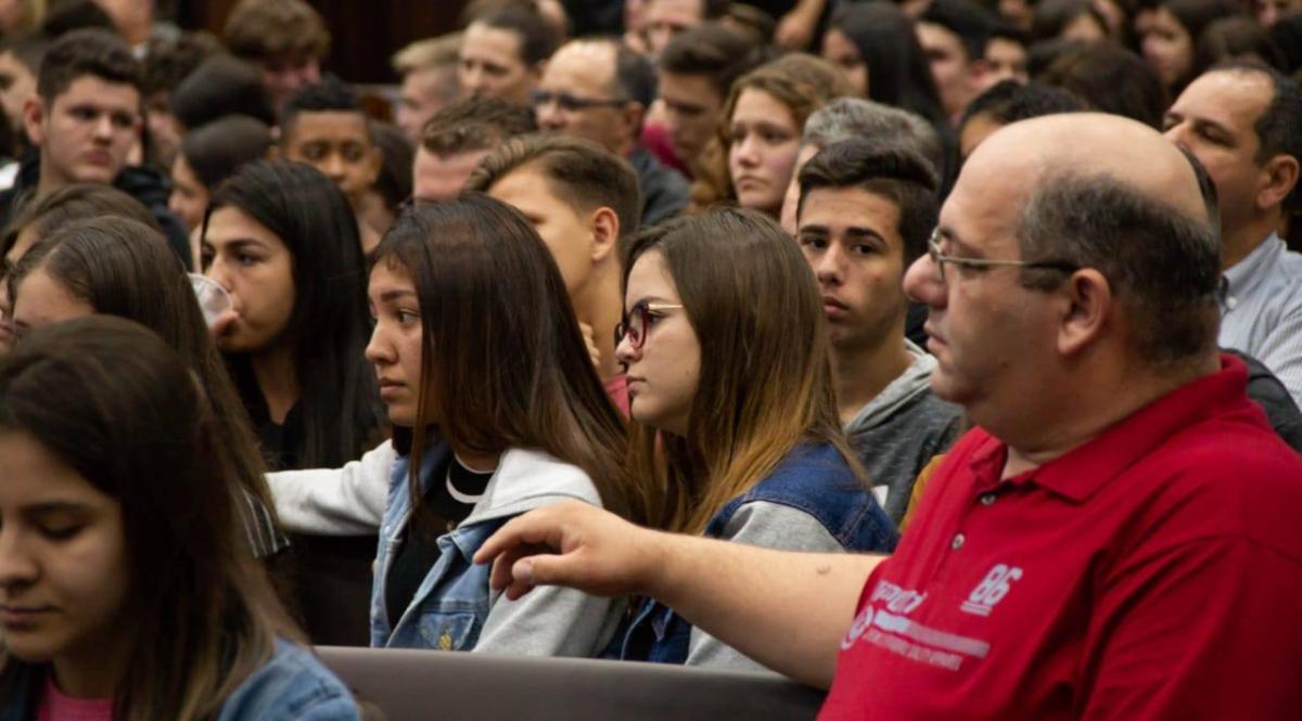 SETEMBRO AMARELO: “Se Liga Especial” reúne centenas de adolescentes da UNIAADJO 2019