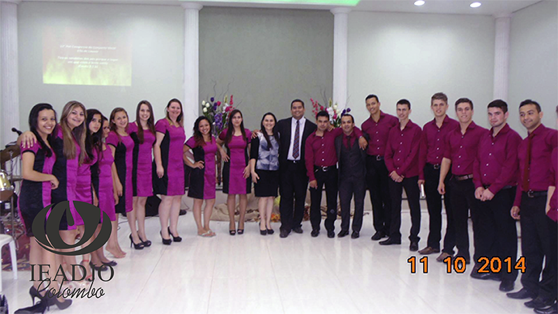Deus Coroa com Poder o Pré-Congresso de Jovens na Colombo