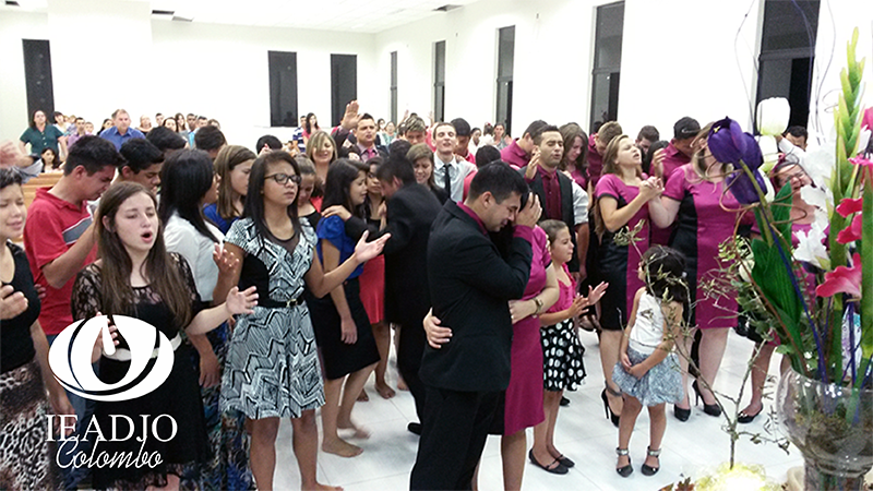Deus Coroa com Poder o Pré-Congresso de Jovens na Colombo