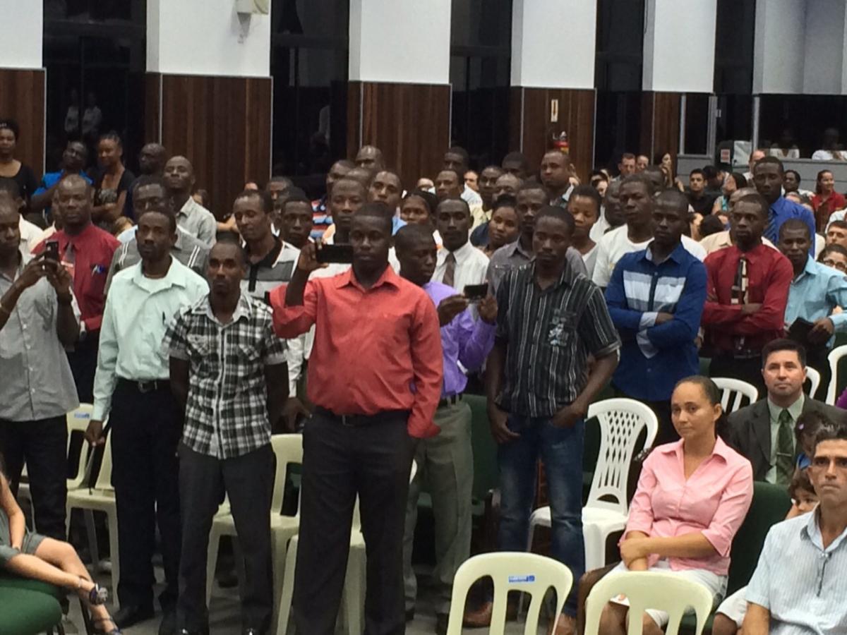 Irmãos haitianos recebem bicicletas no culto missionário