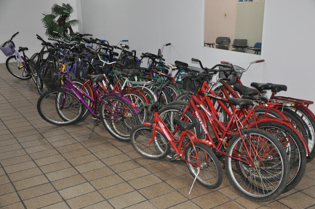 Irmãos haitianos recebem bicicletas no culto missionário